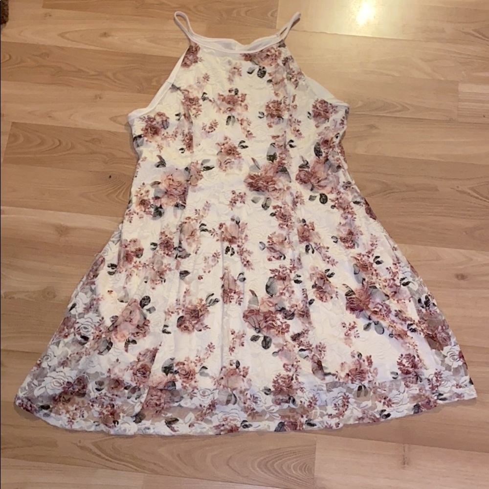 Sleeveless floral lace dress